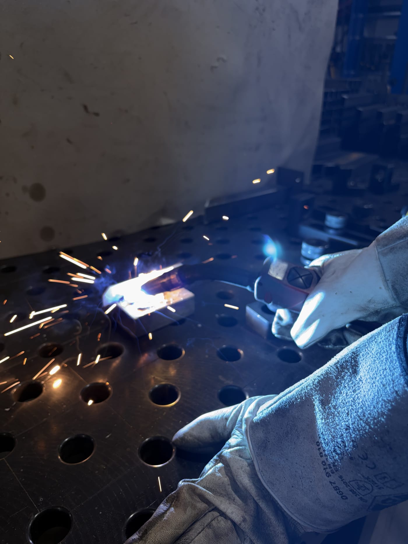 Schweißarbeiten auf dem Schweißtisch in der eigenen Werkstatt